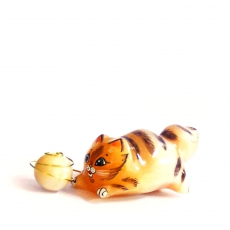 Кот с клубочком