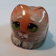Кот Снежок в тапочке