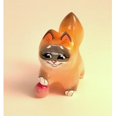 Кошка Дымка с мячом