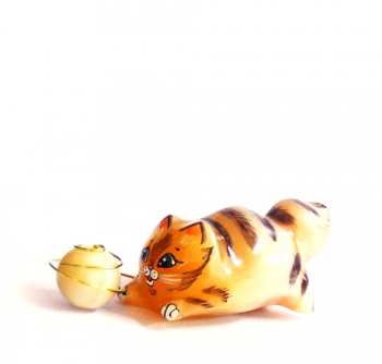 Кот с клубочком