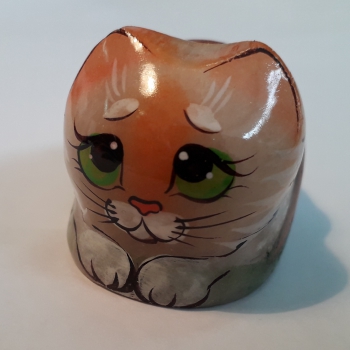 Кот Снежок в тапочке