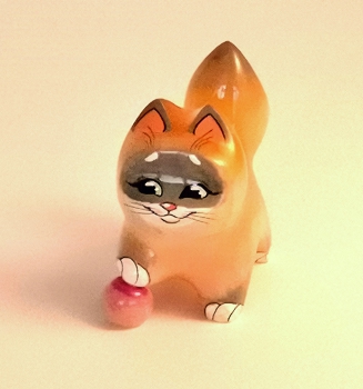Кошка Дымка с мячом