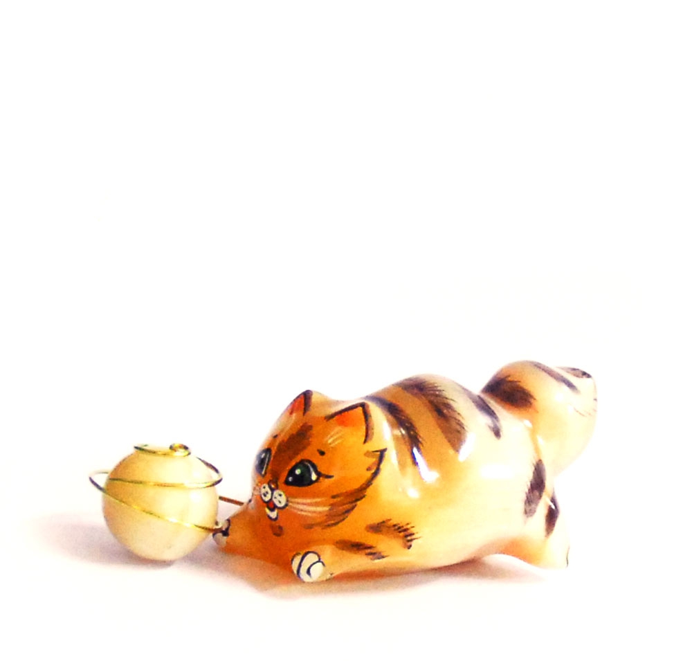 Кот с клубочком
