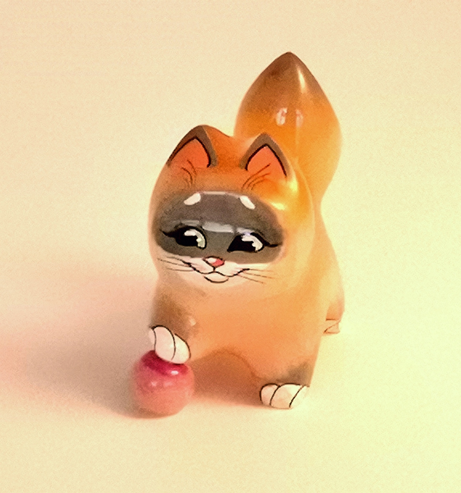 Кошка Дымка с мячом